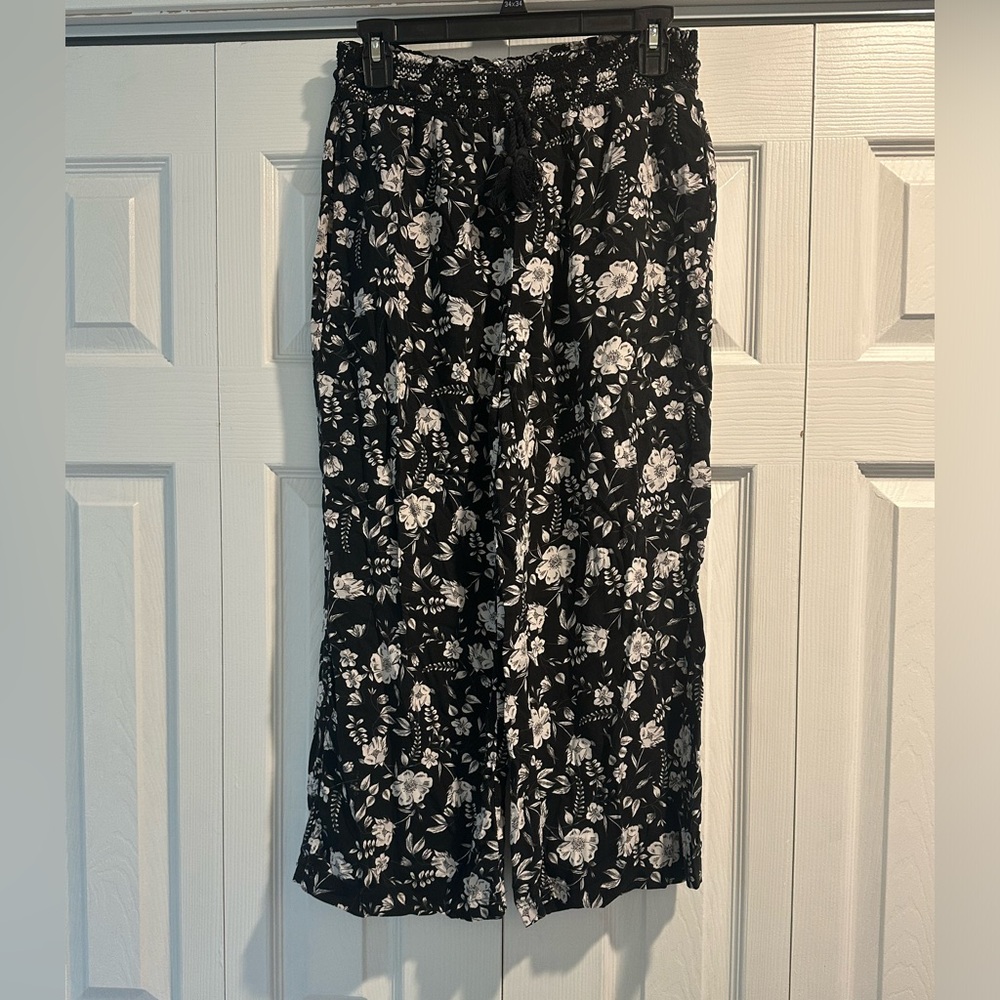 Aeropostale Black/White Floral Cropped Pants